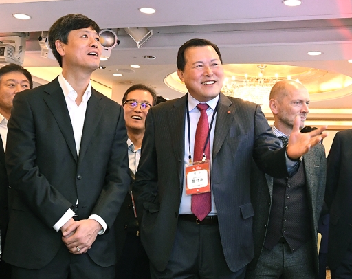 롯데지주 황각규 부회장(우측에서 세번째)이 4차산업혁명위원회 장병규 위원장(우측에서 네번째)과 롯데호텔월드 지하 1층의 사파이어볼룸에서 진행된 '패키지 디자인 전시회' 상품들을 둘러보고 있는 모습이다. '패키지 디자인 전시회'에서는 롯데 21개 주요계열사의 상품 및 디자인 패키지를 전시했다.(사진=롯데)