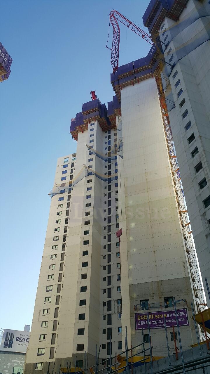 23층 높이에 설치된 크레인 붐대가 휘어져 있다.(사진제공=부산지방경찰청)