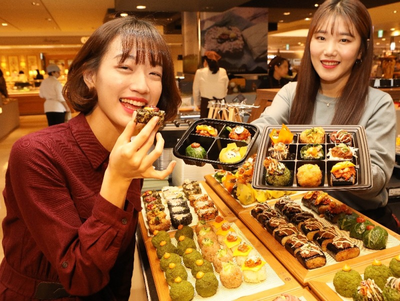 소공동에 위치한 롯데백화점 본점에서 직원들이 다양한 이색 주먹밥을 소개하는 모습.(사진=롯데백화점)