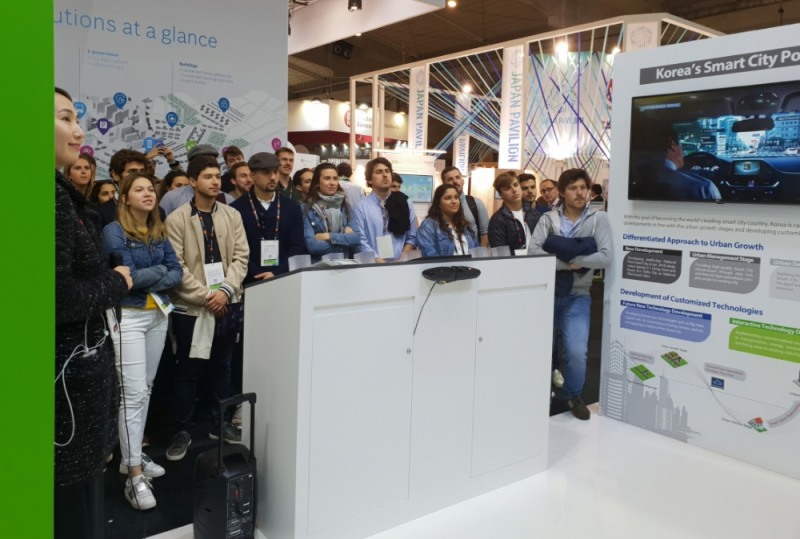 방문객들이 LH에서 추진 중인 세종 스마트시티 국가시범도시의 설명을 듣고 있다.(사진=LH)