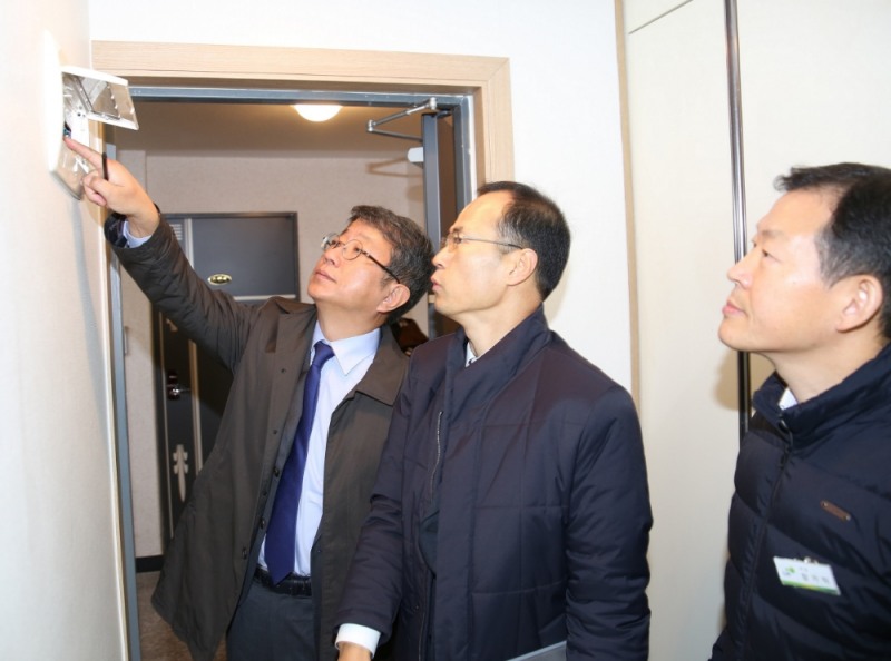 박상우 LH 사장(사진 왼쪽 첫 번째)과 관계자들이 화재안전시설을 점검하고 있다.(사진=LH)