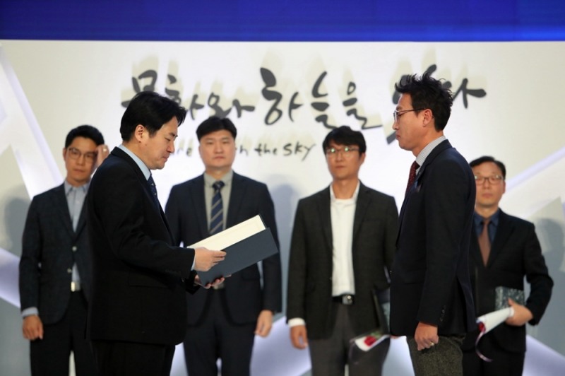 . 21일 인천공항공사 밀레니엄홀에서 열린 ‘2018년 행정정보 공동이용 우수사례 시상식’에서 행정안정부 장관표창을 받는 업무담당자 LX 지적사업실 오세용 차장(우측). (사진=LX)