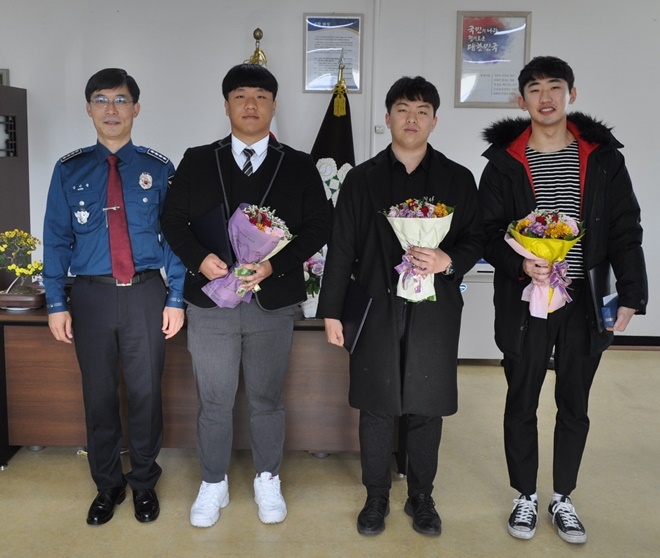 강기중 거제서장이 용감한 시민들에게 표창과 보상금을 지급하고 기념촬영.(사진제공=경남지방경찰청)