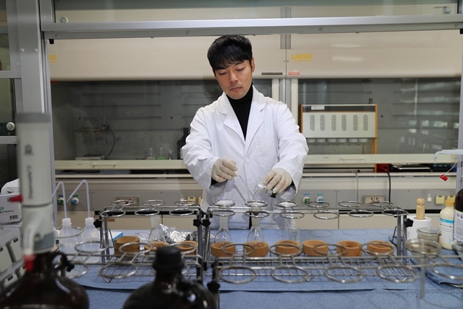 해양오염 사고 시료 1140여점을 분석하고 있다.(사진제공=남해지방해양경찰청)
