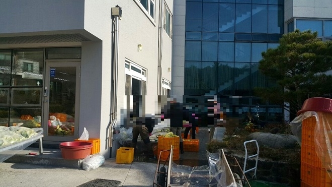 김장담그기 봉사활동을 펼치고 있다.(사진제공=거창준법지원센터)