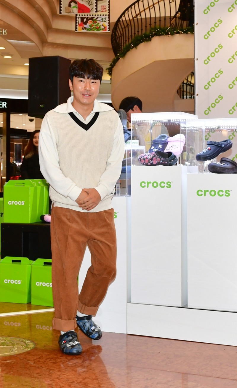 크록스, 이시언과 함께한 ‘나 혼자 쏜다’ 이벤트 진행
