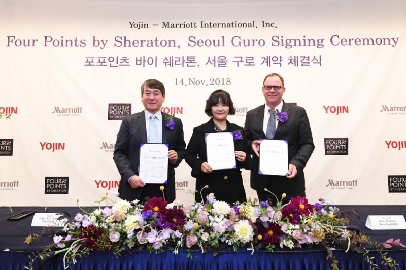 (왼쪽부터)요진건설 최은상 대표, 구로호텔 최지원 대표, 메리어트인터내셔널 피터가스너 아시아태평양 개발담당부사장이 기념촬영을 하고 있다.(사진=요진건설산업)