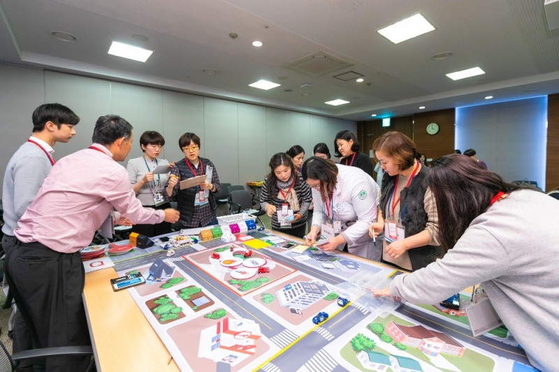 지난 23일 이대목동병원 2층 대회의실에서 진행된 재난 대응 교육에서 참석자들이 다수 사상자 사고 발생 대비 가상 훈련을 하고 있다. (사진=이대목동병원)