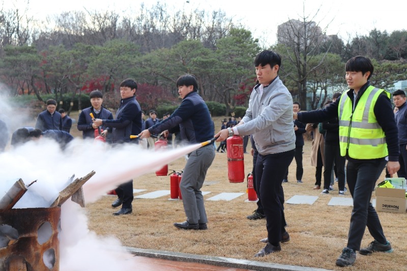 최근 경기 용인의 GC녹십자 본사 사옥에서 열린 화재 안전교육 및 대피훈련에서 임직원들이 훈련에 임하고 있다.(사진=GC녹십자)