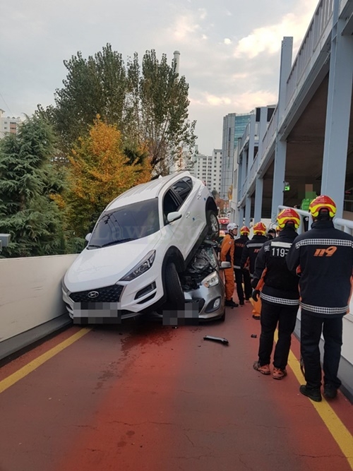 투산차량이 모닝차량위에 올라가 있다.(사진제공=부산지방경찰청)