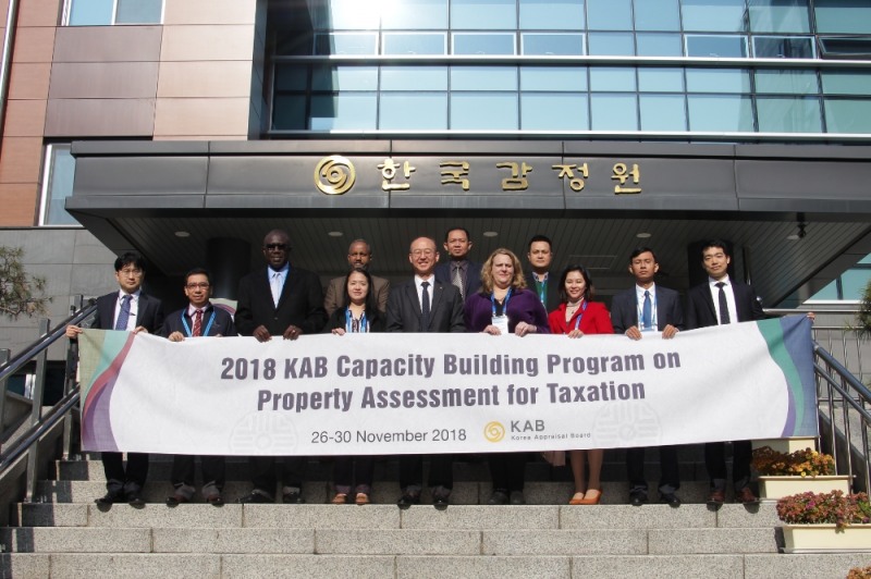 ‘한국감정원 지가산정 역량강화 글로벌 초청연수’ 개회식에서 참석자들이 단체사진을 촬영하고 있다.(사진=한국감정원)