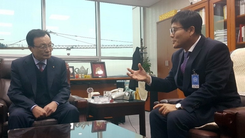 변광용 거제시장이 더불어민주당 이해찬 대표를 만나 거제시에 각별한 관심을 주문했다.(사진제공=거제시)