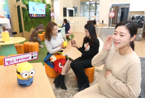 모델들이 오는 29일 출시되는 AI서비스인 ‘맘스다이어리’를 소개하는 모습. (사진=LG유플러스)