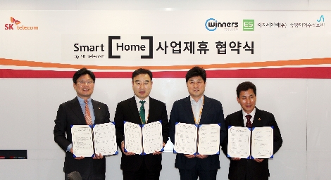 SK텔레콤이 27일 이지세이버, 중앙제어, 위너스와 Easy Ride-On 프로그램 업무협약식을 가졌다. 사진 왼쪽부터 SK텔레콤 조영훈 홈사업 Unit장, 박영권 중앙제어 사장, 양기출 이지세이버 대표, 김창성 위너스 대표. (사진=SK텔레콤)