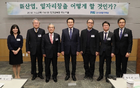 P2P금융협회 전지선 부회장(맨 왼쪽)이 전경련 세미나 후 기념사진을 촬영하고 있다. (사진=한국P2P금융협회)