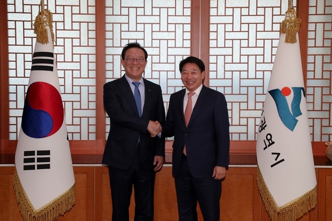 송철호 울산시장과 박희옥 부산식약청장이 악수를 나누며 기념촬영.(사진제공=울산시)