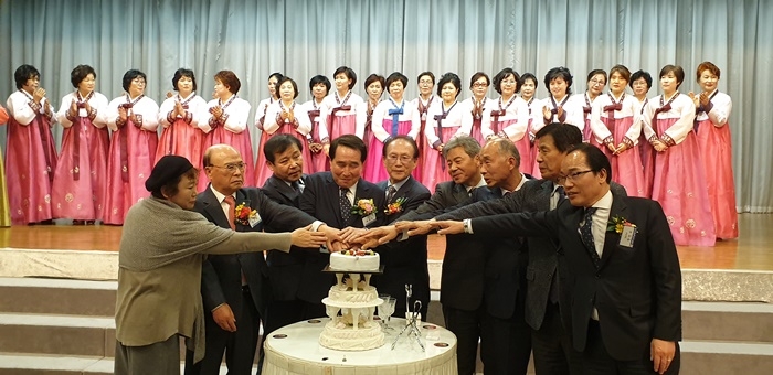 류종호 회장 등이 케이크를 절단하고 있다.