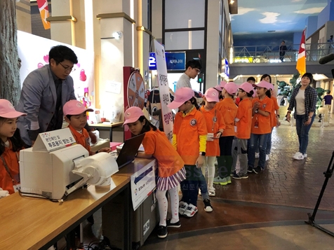 글로벌 직업체험 테마파크 키자니아 부산과 부산시선관위는 지난 4월 29일 해운대 신세계 센텀시티몰 5층 키자니아 중앙광장에서 '키자니아 어린이선거'에서 어린이들이 모의 신분증으로 투표지를 교부 받고 있는 모습.(사진제공=카자니아부산)