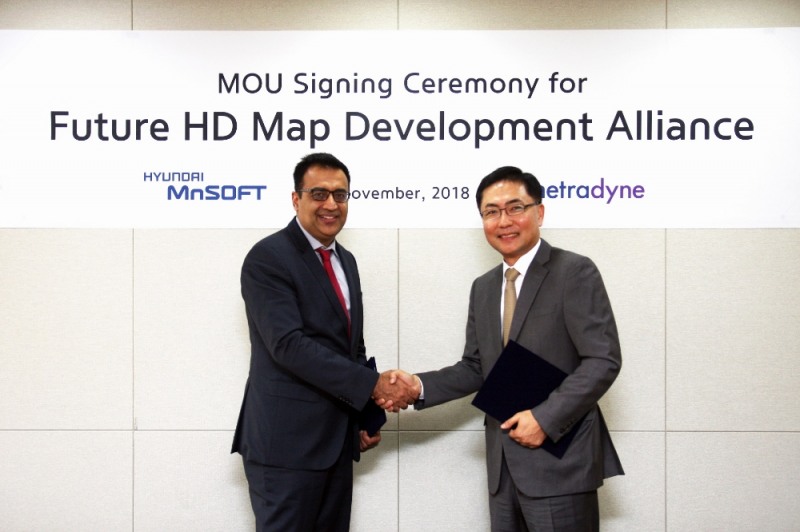 (좌)네트라다인 Avneesh Agrawal 대표이사, (우)현대엠엔소프트 홍지수 대표이사.(사진=현대엠엔소프트)