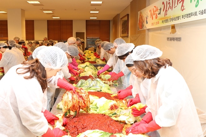 부산법원종합청사 구내식당에서 김장김치를 만들고 있다.(사진제공=부산가정법원)
