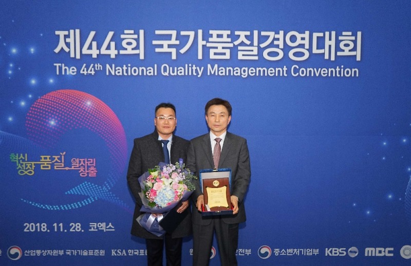 귀뚜라미 안영래 전무(오른쪽)가 품질경쟁력 우수기업 3년 연속 수상 후 기념사진을 촬영하고 있다.