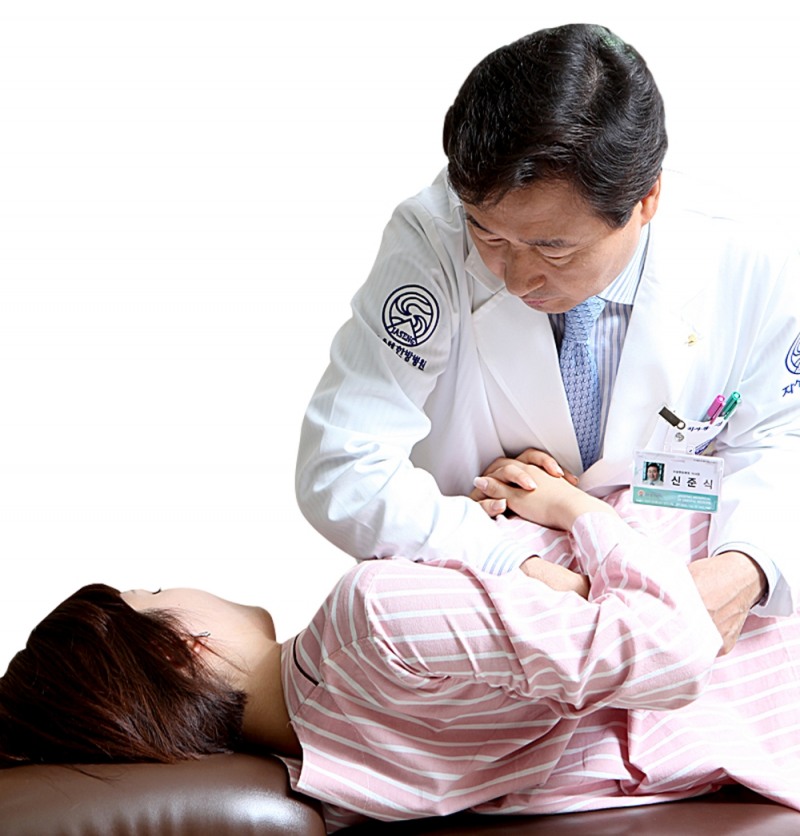 자생한방병원 신준식 한의사가 추나요법을 실시하고 있다. (사진=대한한방병원협회)