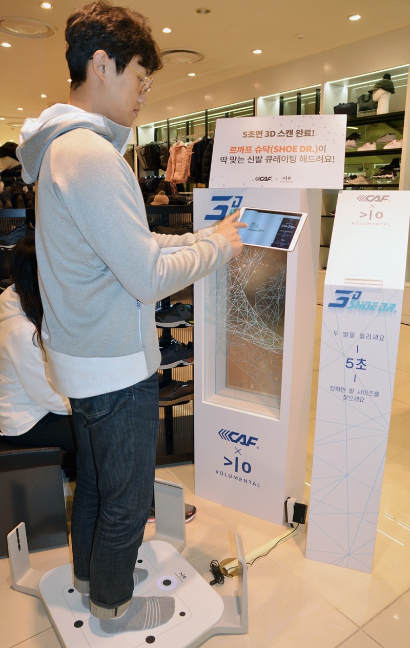 29일 서울 청량리 롯데백화점 르까프 매장에서 고객이 ‘풋스캐닝 서비스 슈닥(SHOE DR.)’을 체험하고 있다. (사진= 르까프 )