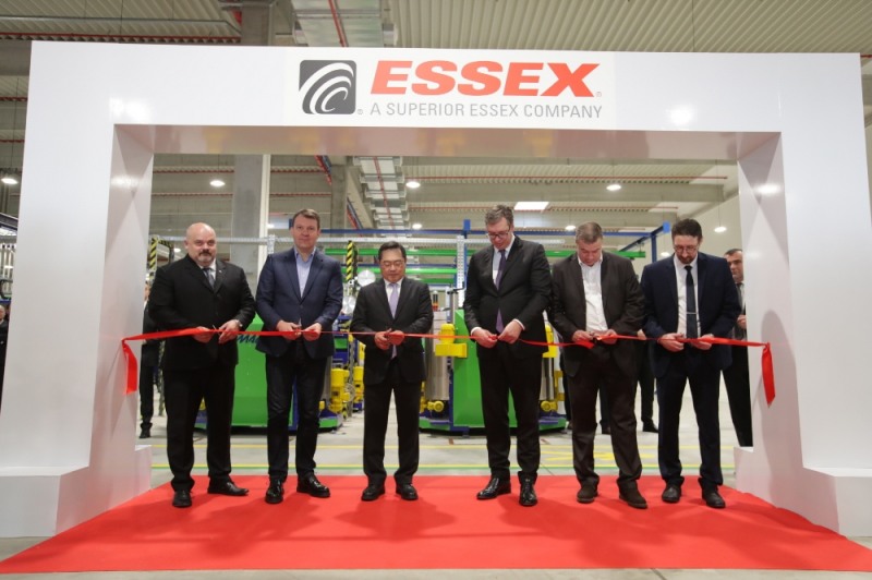 30일 구자열 LS그룹 회장(왼쪽 세번째)과 부치치 세르비아 대통령(왼쪽 네번째)이 세르비아 즈레냐닌시에서 개최된 SPSX 권선 생산법인 준공식에서 내빈들과 함께 테이프 커팅식을 하고 있다. (사진=LS그룹)