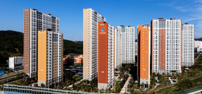 천편일률적인 외관에서 탈피해 ‘반도 유보라’만의 색채가 적용된 의정부 민락 반도유보라 전경 사진.(사진=반도건설)