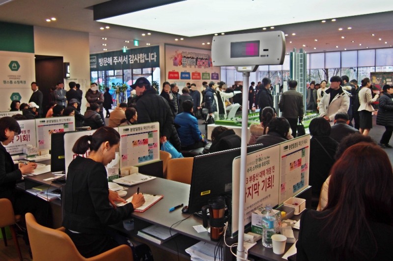 견본주택을 찾은 방문객들. (사진=대우건설)