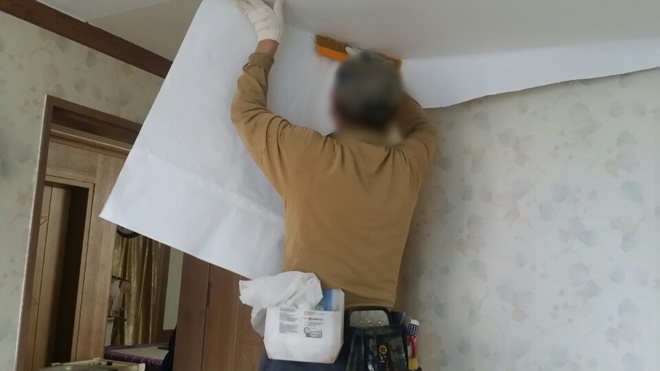 도배작업을 하고 있다.(사진제공=구미준법지원센터)