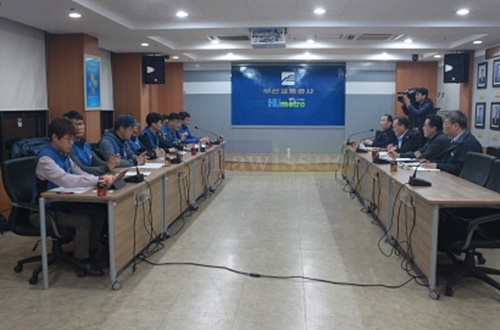 12월 3일 부산교통공사 8층 회의실에서 7차교섭을 진행해 밤 10시경 잠정합의안을 도출.(사진제공=부산지하철노조)