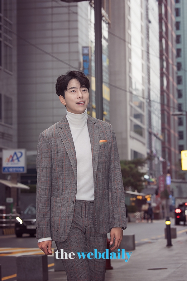 윤현민, 홀랜드앤바렛 1호점에서 열린 오픈 행사