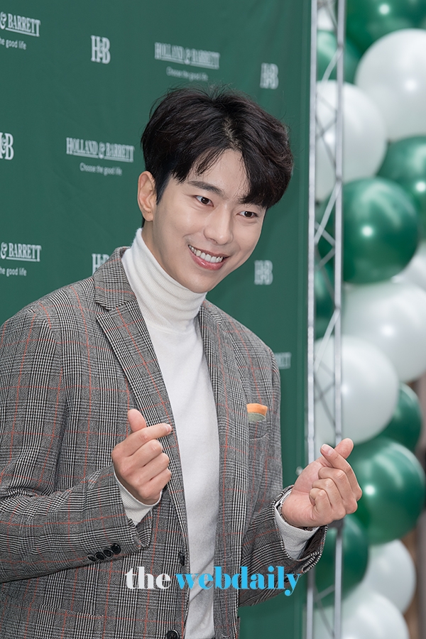 윤현민, 홀랜드앤바렛 1호점에서 열린 오픈 행사