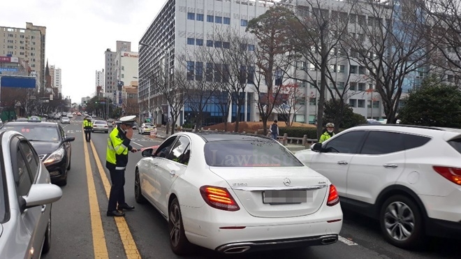 전 좌석 안전띠 착용여부를 단속하고 있다. (사진제공=울산남부경찰서)