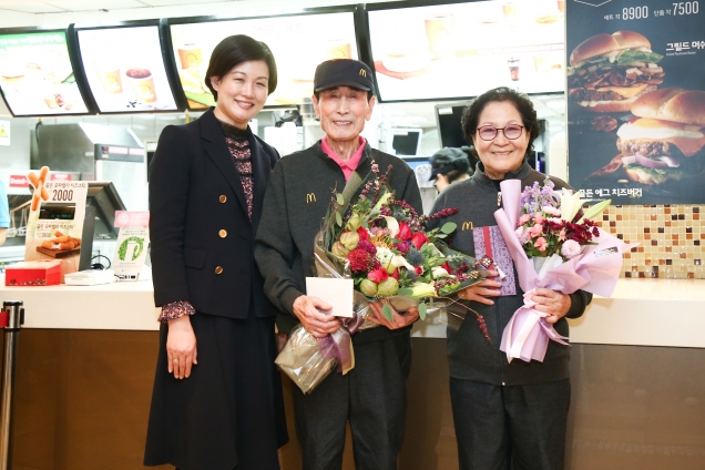 한국맥도날드 조주연 사장(왼쪽)이 한국 최고령 시니어 임갑지 크루(중앙)의 구순을 맞이해 그와 아내인 최정례 씨(오른쪽)와 함께 기념 사진을 촬영하고 있다. (사진= 한국맥도날드)