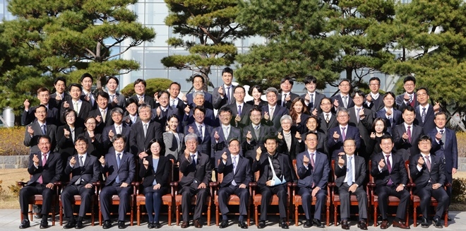 울산법원 법관 및 직원들과 손하트를 하며 기념촬영을 하고 있다.(사진제공=울산지방법원)