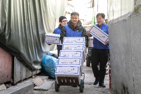 5일 삼성전자 임직원들이 서울 동대문구에 위치한 쪽방을 찾아 어르신들에게 전달할 생필품 세트를 나르고 있다.사진=삼성전자