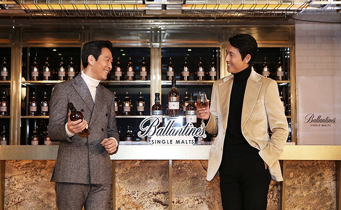 발렌타인, 브랜드 모델 이정재·정우성과 싱글 몰트 캠페인 ‘Wanna meet a Single?’ 론칭