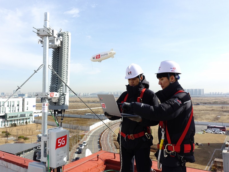 KT가 연세대학교와 함께 구축한 ‘5G 오픈 플랫폼’ 기반으로 연세대학교 송도 국제캠퍼스에서 5G 스카이십 영상 전송 시연을 선보이고 있는 모습.사진=KT
