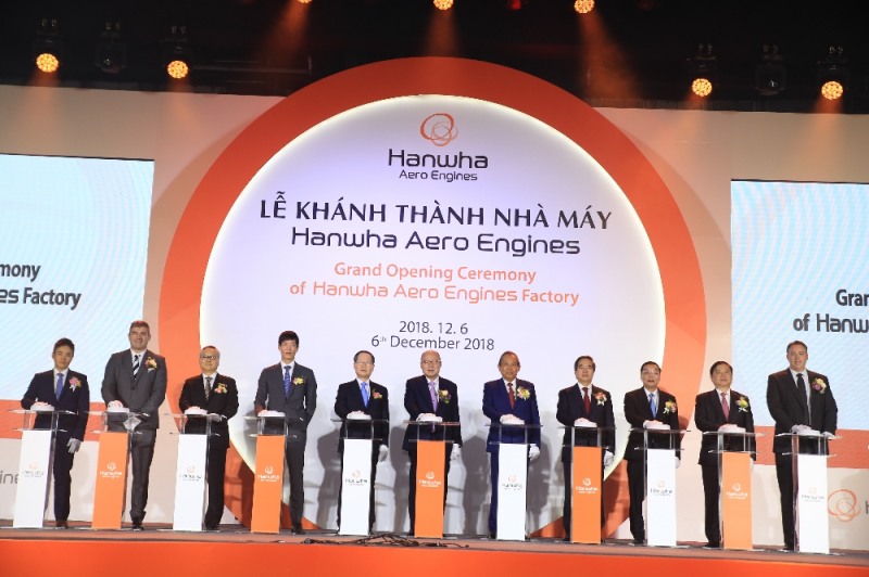 김승연 회장(사진 왼쪽에서 6번째)은 6일 베트남 하노이 인근 화락 하이테크 단지(Hoa Lac Hi-Tech Park)에 있는 한화에어로스페이스 항공기 엔진부품 신공장 준공식에 참석했다. 사진 왼쪽 세번째부터 한화에어로스페이스 신현우 대표, 한화생명 김동원 상무, ㈜한화 금춘수 부회장, 한화그룹 김승연 회장, 베트남 수석부총리 쯔엉 화 빙, 베트남 당정치국원 중앙경제위원회 위원장 응우엔 반 빙, 베트남 과학기술부 장관 쭈 응옥 아잉. (사진=한화그룹)