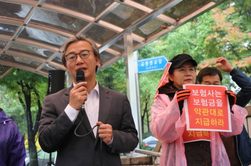 암환자들을 울리는 보험사 실태를 생생히 고발하고 있는 전재수 국회의원.(사진제공=전재수의원실)