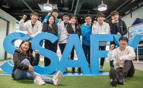 10일 '삼성 청년 소프트웨어 아카데미' 서울 캠퍼스에 입과하는 교육생들이 기념 사진을 촬영하고 있다.사진=삼성전자