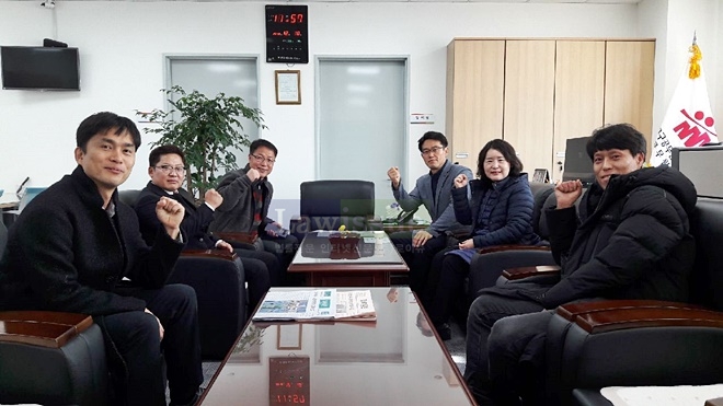 전국시군구공무원노동조합연맹은 12월 10일 예천군공무원노동조합(위원장 안성철)을 방문하고 힘찬 연대를 다짐하고 있다.(사진제공=공노총)
