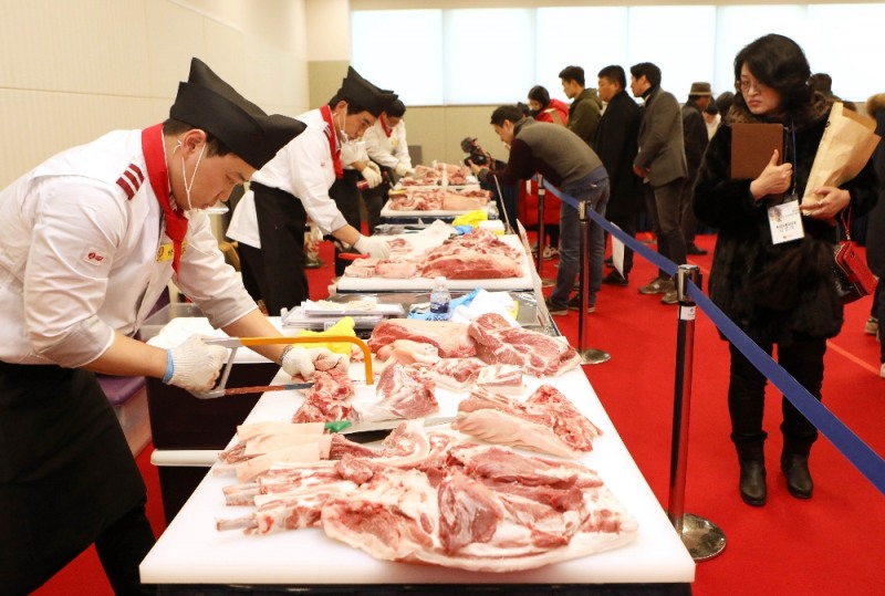 9일(일) 오후, 영등포 롯데 리테일 아카데미에서 진행되는 롯데마트 신선명장 경진대회 행사장에서 참가자들이 농산, 축산, 수산 등 분야에서 경합을 벌이는 모습.(사진=롯데쇼핑)