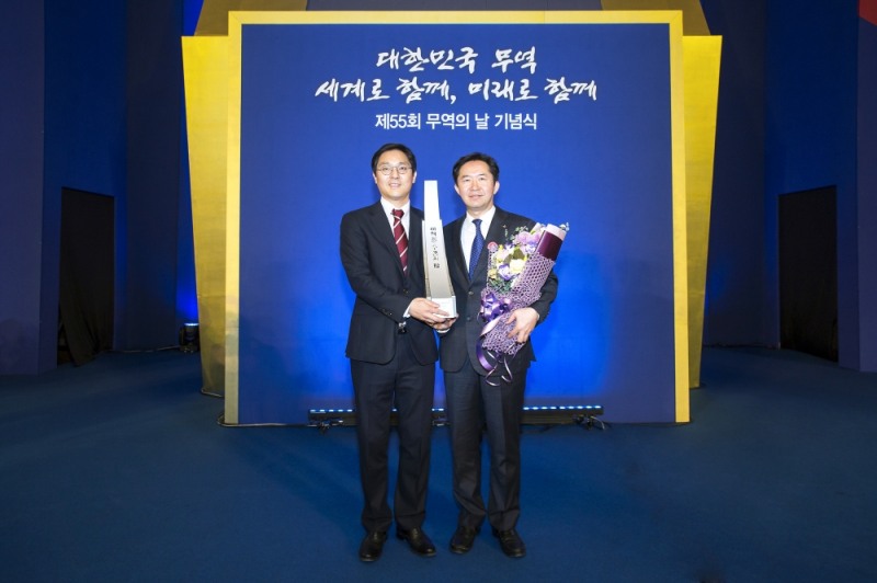 ‘제55회 무역의 날’ 기념식에서 이우진 GC녹십자 해외사업본부장(오른쪽)이 ‘2억불 수출의 탑’을 수상한 후 기념사진을 찍고 있다. (사진=GC녹십자)