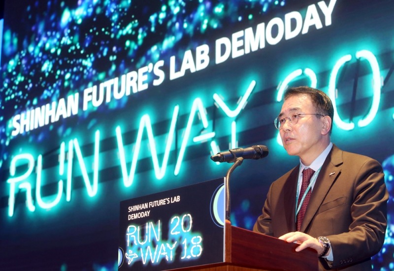 한금융그룹(회장 조용병)은 10일 오후 중구 세종대로에 위치한 신한금융 본사에서 신한퓨처스랩 데모데이 “Shinhan Future’s Lab Runway 2018”을 개최했다. 이날 행사에 참석한 조용병 회장이 기념사를 하고있다.