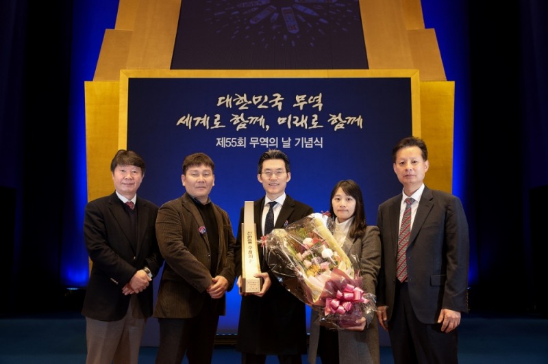 프린피아 서동일 상무(좌측 첫 번째), 천재교육 최정민 회장(좌측 세 번째)이 수상 후 기념촬영을 하고 있다(사진=천재교육 제공)