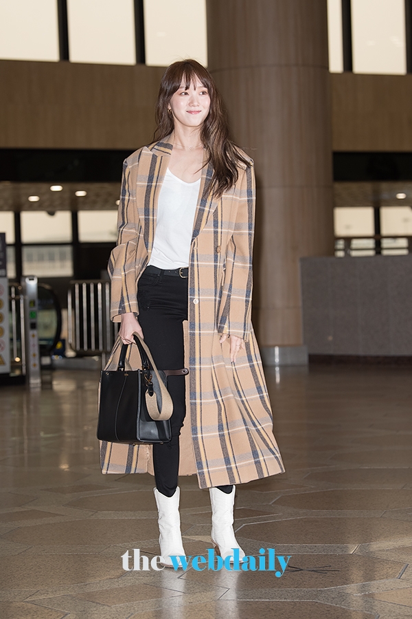 이성경, 김포국제공항 출국 현장