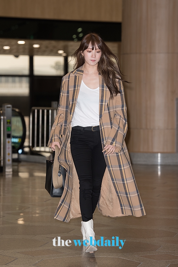 이성경, 김포국제공항 출국 현장